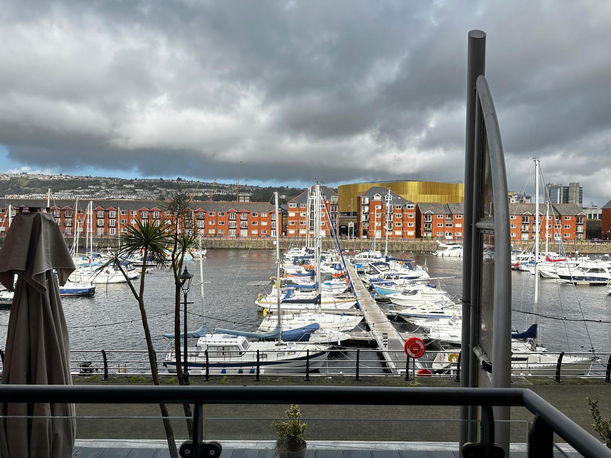 Water Front Apt Walk To The Beach & City Centre Swansea Bagian luar foto