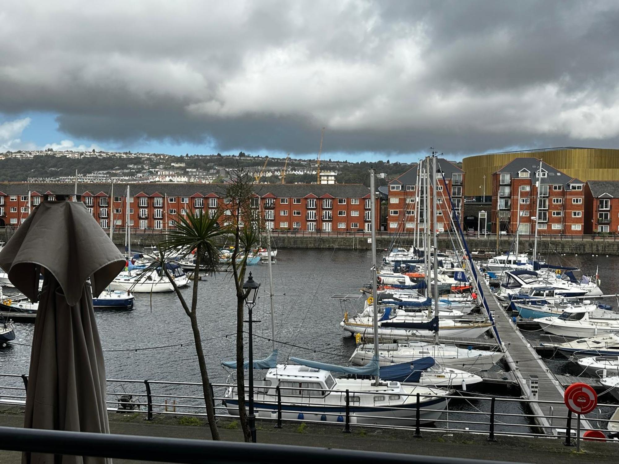 Water Front Apt Walk To The Beach & City Centre Swansea Bagian luar foto