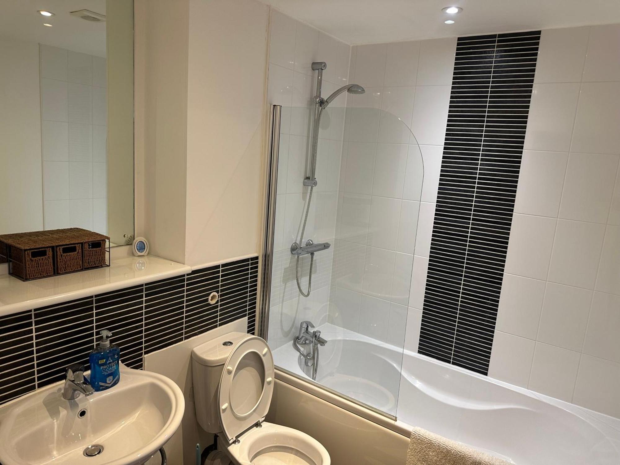 Water Front Apt Walk To The Beach & City Centre Swansea Bagian luar foto